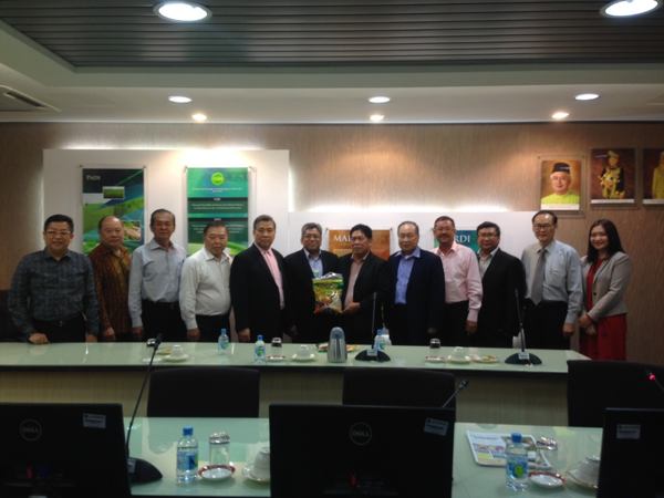 The hybrid rice seminar by SLAC’s Dr. Frisco M. Malabanan (seventh from left) was participated by Malaysia Agricutural Research and Development Institute (MARDI) Director General DATO’ Sharif Haron (sixth from left); Tan Sri Dato’ S.P. Lim, Group Managing Director of Titijaya (fifth from left); Gonzalo Yap – YKK Zippers and Swarovski Components (eighth from left); Lim Chai Choon, Director of Bintang Mahawangsa SDN. BHD. and Rich Goodway SDN. BHD (ninth from left)