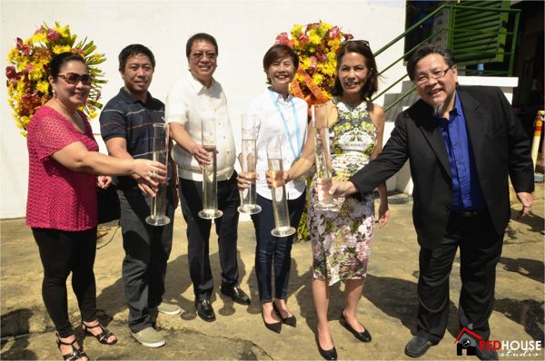 Inauguration at Paco Estero STP with Manila City Admin Jojo Alcovendraz (third from left),ABS-CBN Foundation's Gina Lopez (fifth from left) and ESTI CEO Robert So 2. Inside Paco Estero STP and its clear, treated water 