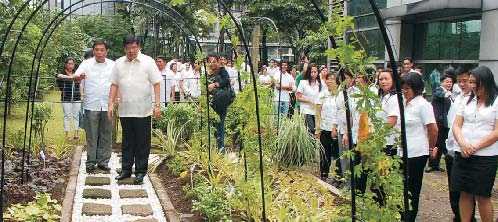 Dr. Fernando C. Sanchez (left) of UPLB shows to BAR Director Nicomedes P. Eleazar (right) the components of the demo garden launched during BAR’s twenty-fourth anniversary.