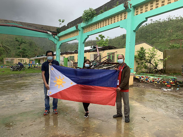 Aside from GI sheets, school materials, and other in-kind donations, Ayala Foundation also donated a new Philippine flag to Dugui 2 Elementary School in Virac, Catanduanes. 