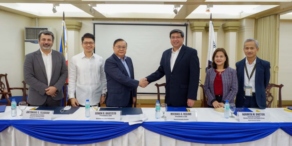 Photo shows SSS President and CEO Michael G. Regino (4th from left) and UBP President and CEO Edwin R. Bautista (3rd from left) together with other SSS and UBP officials during the MOA signing ceremony held at the SSS Building in Diliman, Quezon City last June 27, 2022.