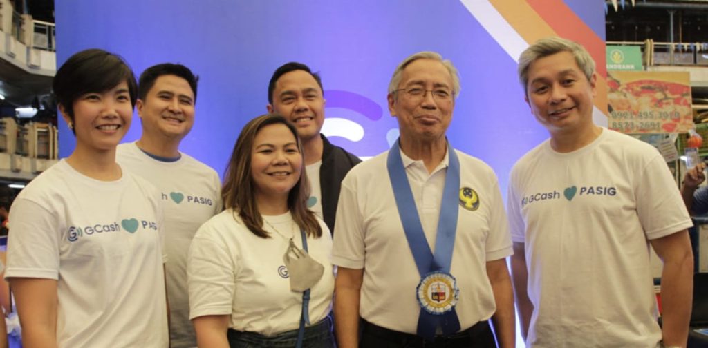 From left: GCash head of public sector and partnerships Cathlyn Pavia, head of
wealth management Jong Layug, chief compliance officer Atty. Cef Sison, chief people officer Robert Gonzales, Bangko Sentral ng Pilipinas Governor Felipe Medalla and GCash head of commercial sales and operations Luigi Reyes