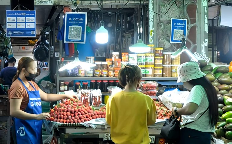 A local market vendor in Baguio benefiting from GCash’s effective fintech solutions