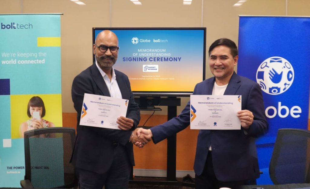 Baldev Singh, bolttech Southeast Asia CEO (L), and Darius Delgado, Head of Globe’s Consumer Mobile Business, seal the deal on Gadget Xchange, a new mobile device program that will make postpaid device switching easier, no questions asked.