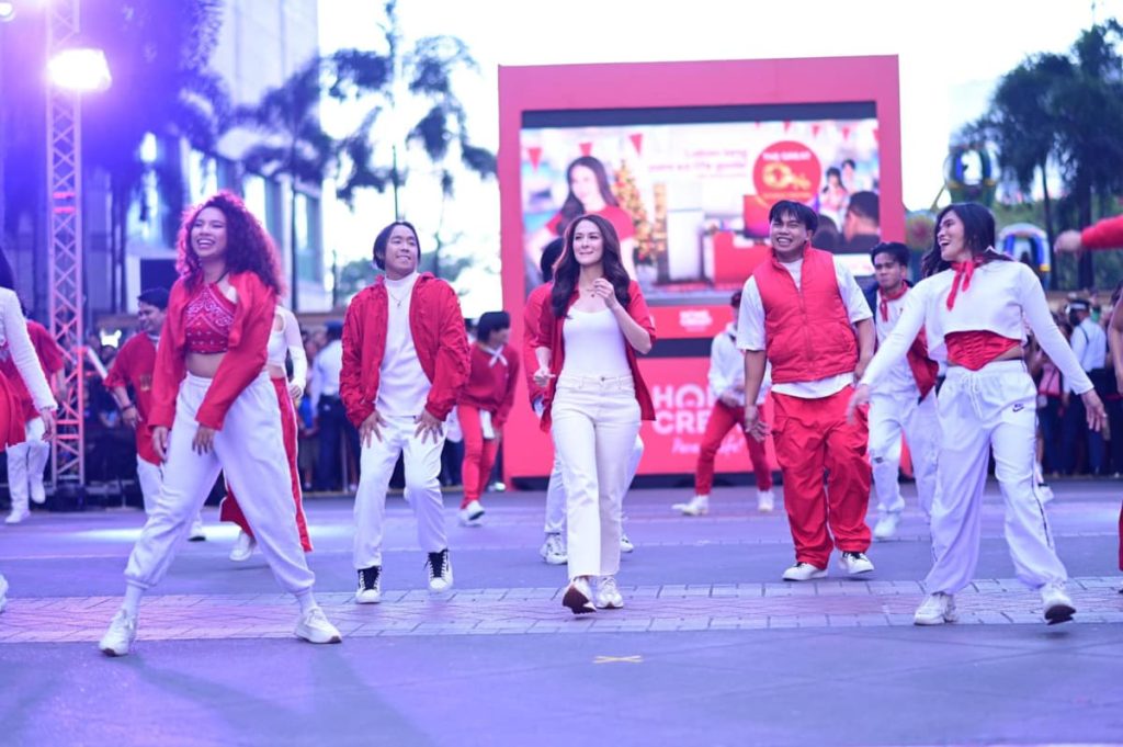 Home Credit’s flash mob wows all
