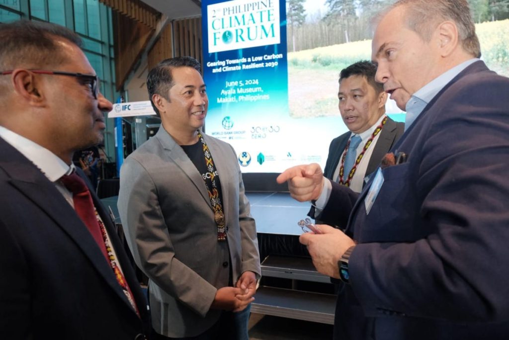 Fuse Lending, Inc. president and CEO Tony Isidro with officers of the International Finance
Corporation (IFC) during the 2nd Philippine Climate Forum at the Ayala Museum, Makati City