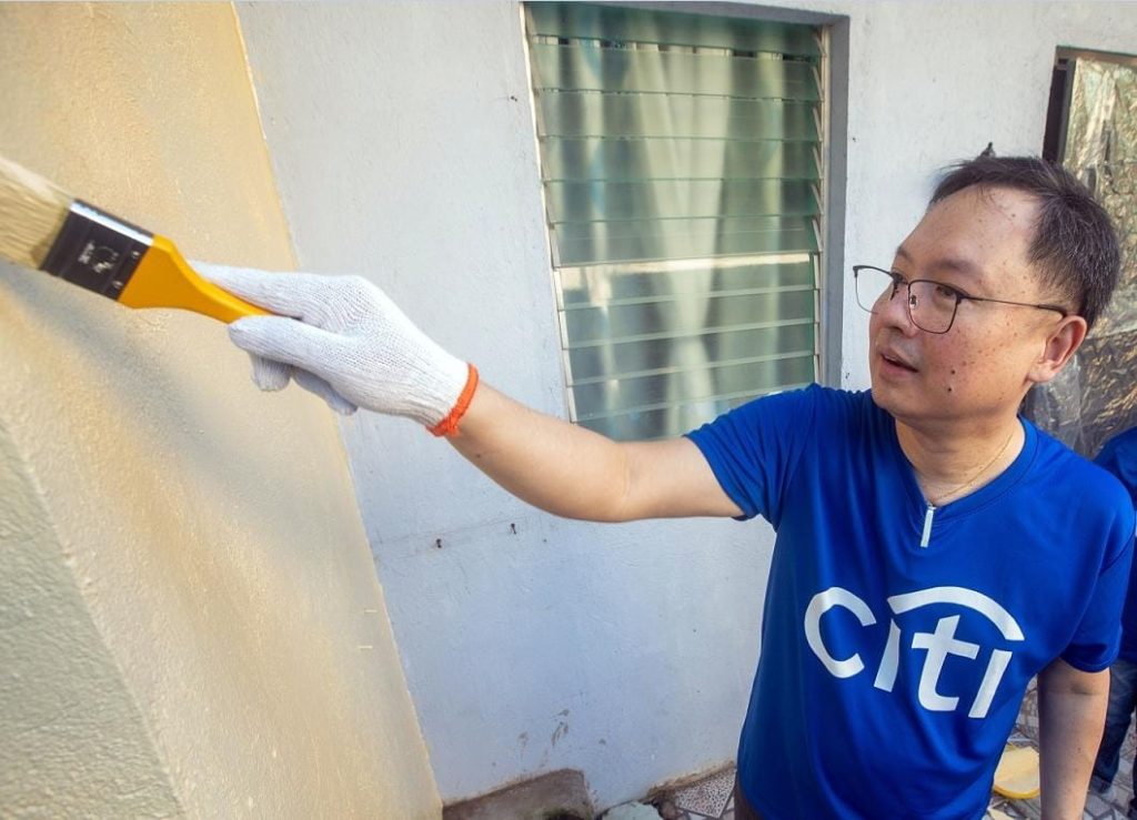 Philippines Citi country officer and banking head Paul Favila pitches in to paint homes in Gawad Kalinga’s Laguerta Village in Muntinlupa for Citi’s 19th Global Community Day.
