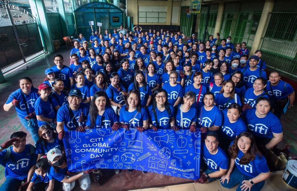 H.J. Atienza Elementary School grounds in Baseco, Manila, gets a refresh from Citi volunteers in time for the coming school year.
