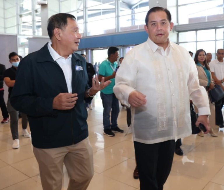 Social Security System (SSS) President and Chief Executive Officer Rolando Ledesma Macasaet (left) meets with House Speaker Ferdinand Martin G. Romualdez on the sidelines of the Liga ng Mga Barangay’s National Congress at the World Trade Center in Pasay City to discuss the social security coverage of barangay officials across the country.