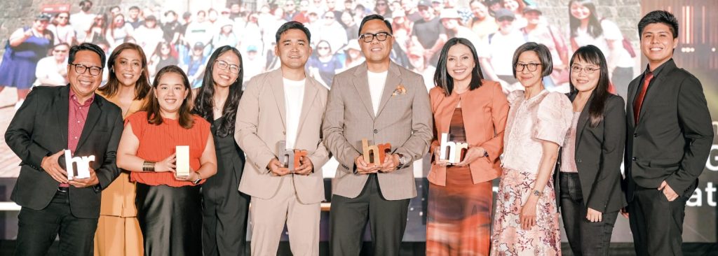 GCash chief people officer Robert Gonzales (6th from left) along with GCash HR team
