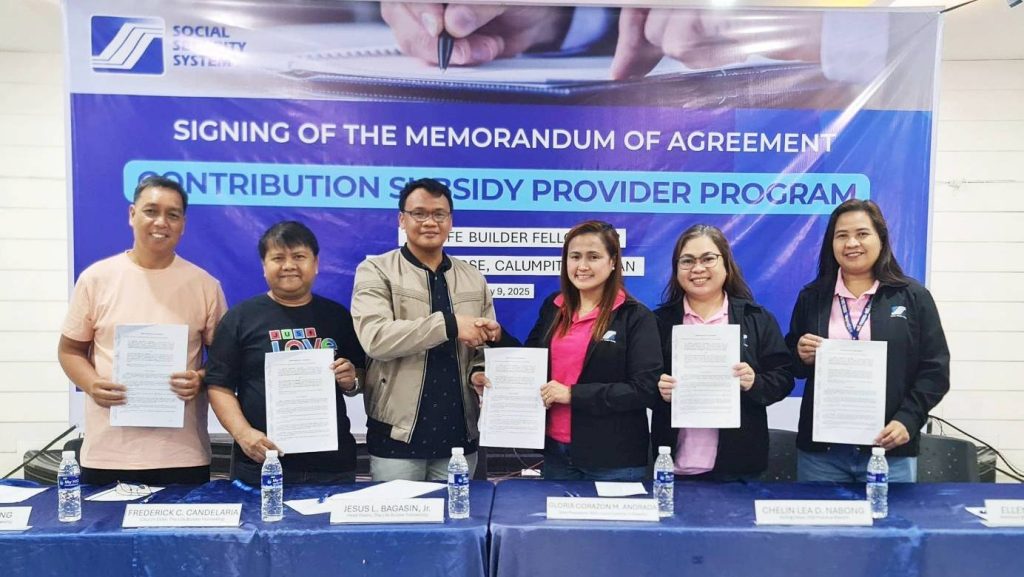 Photo shows Social Security System (SSS) Vice President for Luzon Central 2 Division Gloria Corazon M. Andrada (4th from left) and Life Builder Fellowship Head Pastor Jesus L. Bagasin Jr. (3rd from left) sealed an agreement in Calumpit, Bulacan last 9 May 2025, making the church organization the first contribution subsidy provider in Central Luzon. Joining them are (from left) Elder Jovito J. Calalang, Elder Frederick C. Candelaria, SSS Malolos Branch Acting Head Chelin Lea D. Nabong and Assistant Branch Head Ellen M. Arellano.