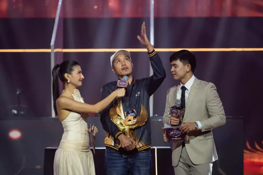 Sapo-an, raises his hand up to the skies as he becomes the champion of the tournament