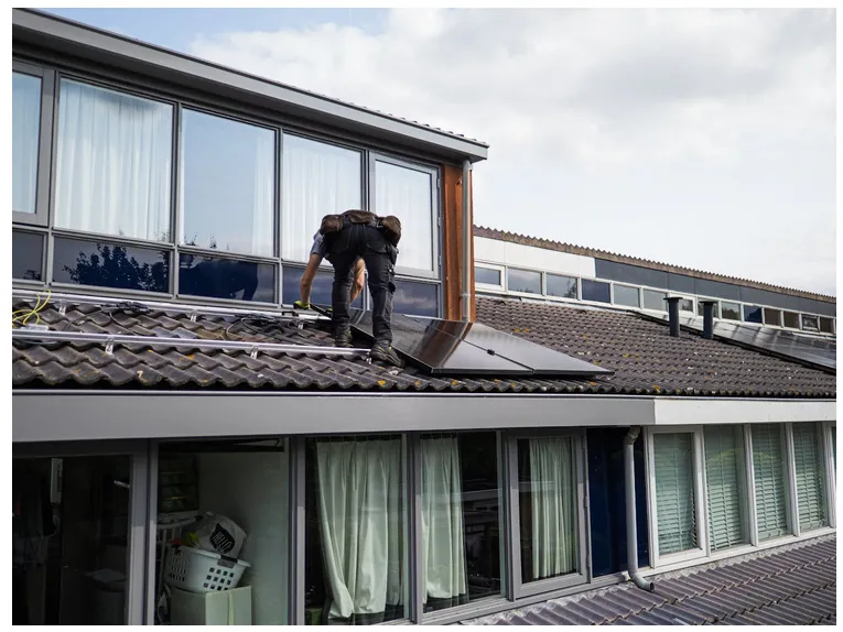 Why Solar Power Is Becoming a Smart Investment for Hunter Valley Businesses and Homes 8 technician installing solar panels