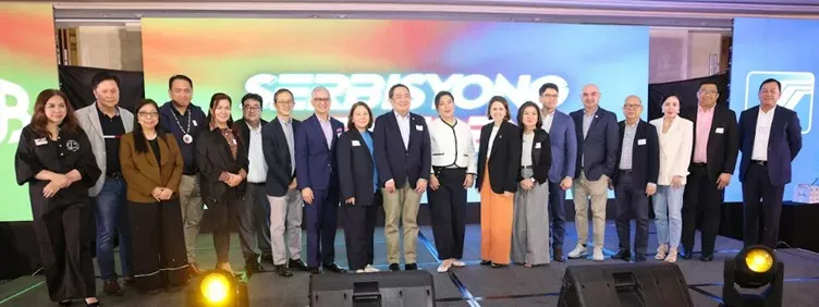 Social Security System (SSS) President and CEO Robert Joseph Montes De Claro (right) and Union Bank of the Philippines (UnionBank) President and CEO Ana Aboitiz Delgado (left) at ceremonial unveiling of SSS LoanLite during Serbisyong NextGen – Celebrating 40 Years of SSS and UnionBank Partnership held last 17 September 2025 at NuStar Hotel and Resort, Cebu.