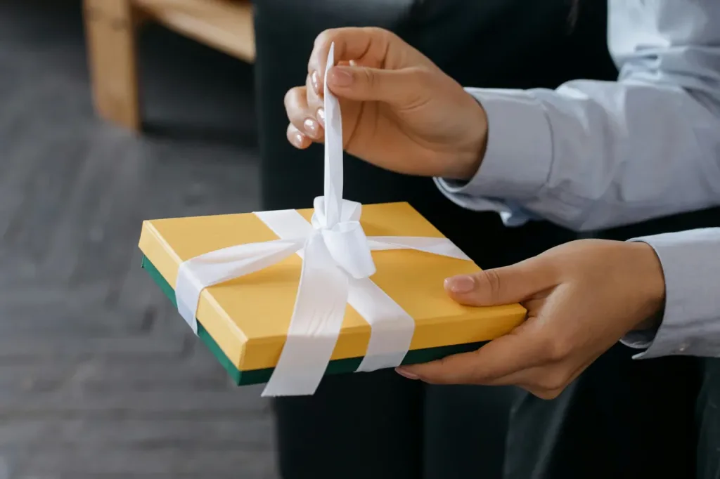 Modern Etiquette of Executive Gifting: How to Show Appreciation Without Crossing the Line